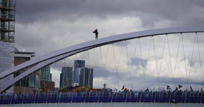 Protester scales bridge in Salford Quays as thousands demonstrate over BBC Gaza coverage - www.manchestereveningnews.co.uk - Britain - Egypt - Israel - Palestine
