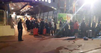 Manchester families forced to queue for hotel on Benidorm strip for HOURS after flight chaos - www.manchestereveningnews.co.uk - Britain - Manchester - Beyond