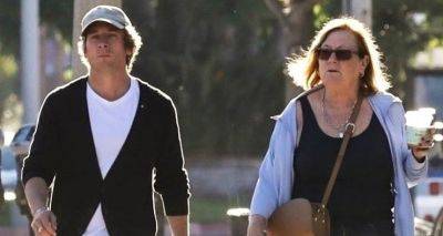 Jeremy Allen White Steps Out to Do Some Shopping with Mom Eloise - www.justjared.com - Los Angeles