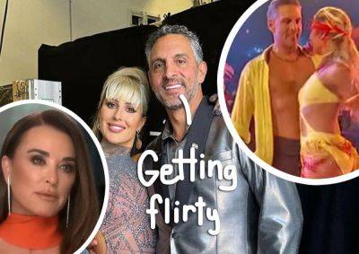 Mauricio Umansky & DWTS Partner Spotted Holding Hands And Kissing At Dinner Amid Kyle Richards Separation! - perezhilton.com - Beverly Hills