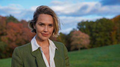 Arielle Kebbel Signs With Independent Artist Group - deadline.com - Texas - county Hall - Kentucky