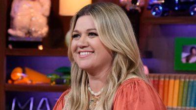 Kelly Clarkson To Host & Perform At NBC’s ‘Christmas At Rockefeller Center’ Special - deadline.com - county Guthrie