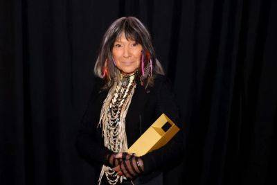 Buffy Sainte-Marie, Academy Award-Winning Songwriter, Has Indigenous Roots Questioned In CBC Report - deadline.com - USA - Canada - state Massachusets - city Santamaria
