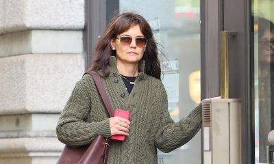 Katie Holmes wears the perfect fall sweater - us.hola.com - New York - Adidas