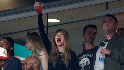 Taylor Swift Downs a Glass of Wine in New Girls’ Night Pic, and Fans Are Loving It - www.glamour.com - New York - Kansas City