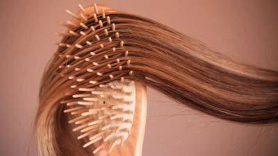 How to Clean Hairbrush: Hairstylists Share Their Tips - www.glamour.com - Chicago