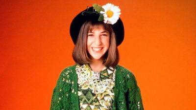 Mayim Bialik Talks ‘Blossom’ Revival: “We’re Hoping To Reboot It Not As A Sitcom” - deadline.com