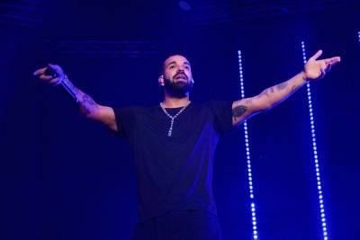 Drake Surprises Fans At Lil Yachty’s Toronto Show With Balcony Performance - etcanada.com