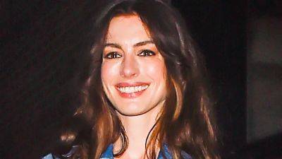 Anne Hathaway Proves a Cropped Denim Jacket Really Does Go With Anything—Even a Red Carpet Gown - www.glamour.com - New York