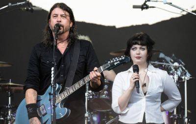 Watch Dave Grohl join daughter Violet to cover Nirvana and Foo Fighters - www.nme.com