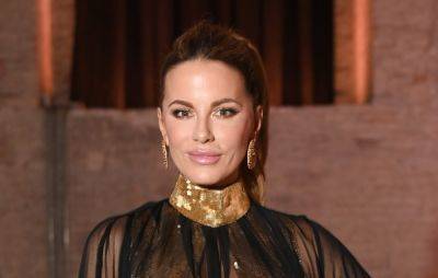 Fans think Kate Beckinsale dressed up as ‘Titanic’ necklace for Leonardo DiCaprio’s birthday - www.nme.com - county Martin