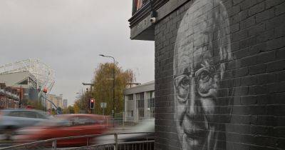 Mural depicting Sir Bobby Charlton painted on pub near Old Trafford - www.manchestereveningnews.co.uk - Britain - Manchester