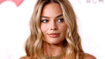 Margot Robbie Makes the Belly Button Piercing Red-Carpet Appropriate - www.glamour.com - Los Angeles