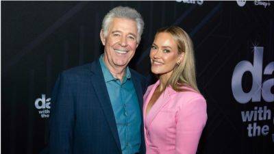Dancing With The Stars: Barry Williams Steals The Show With Shirtless Salsa - www.hollywoodnewsdaily.com