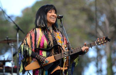 Oscar-winning singer Buffy Sainte-Marie accused of faking Indigenous heritage: 5 things to know about the ‘Pretendian’ - nypost.com - USA - Canada - India - state Massachusets - city Santamaria