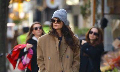 Katie Holmes enjoys New York City’s chilly temperatures in a cozy look - us.hola.com - New York - city Beverly
