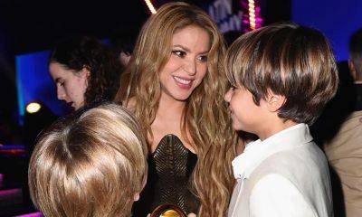 Shakira and her kids move the Latin GRAMMYS with their performance of ‘Acróstico’ - us.hola.com - Spain