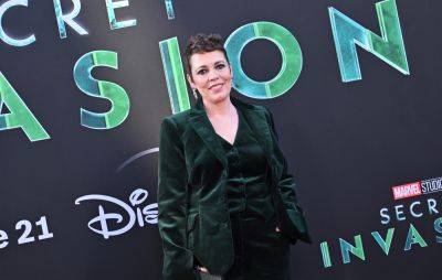 Olivia Colman says paparazzi “meltdown” forced her out of London - www.nme.com