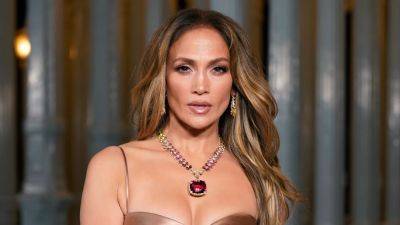 Jennifer Lopez Proves the Curtain Bang Bun Is the Perfect Thanksgiving Hair Combo - www.glamour.com