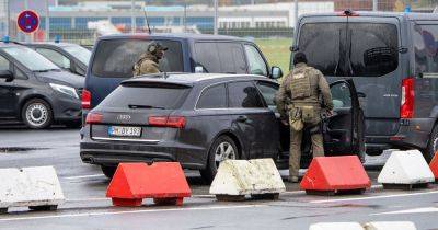 Hamburg airport gunman arrested with four-year-old daughter 'safe' - www.dailyrecord.co.uk - Germany