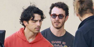Kevin Jonas Grabs Lunch With Joe & Some Friends After His Birthday - www.justjared.com