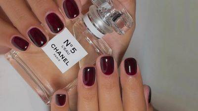 Black Cherry Nails Will Never Not Look Expensive - www.glamour.com - Poland