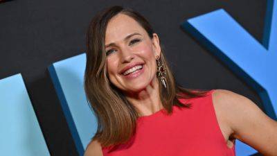 Jennifer Garner Changed From Heels to Sneakers on the Red Carpet to Match Her Flirty Holiday Dress - www.glamour.com - Los Angeles - Los Angeles