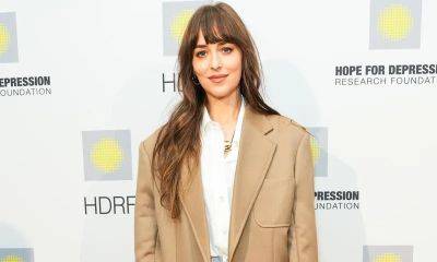 Dakota Johnson shares story of how Chris Martin ‘pulled’ her out of depression - us.hola.com