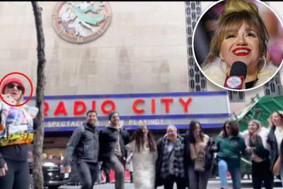 Kelly Clarkson ‘disappeared’ quick after photobombing family in front of Radio City Music Hall: ‘My bad’ - nypost.com - New York - USA - New York - Jordan - city Radio