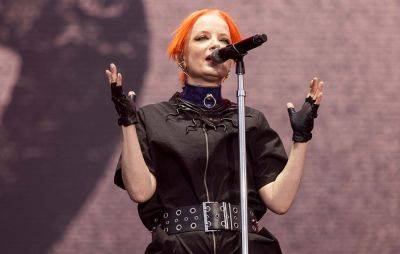 Watch Garbage singer Shirley Manson break up a fight with NSFW takedown - www.nme.com