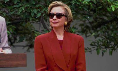 Hillary Clinton shares ‘90s holiday throwback - us.hola.com - USA