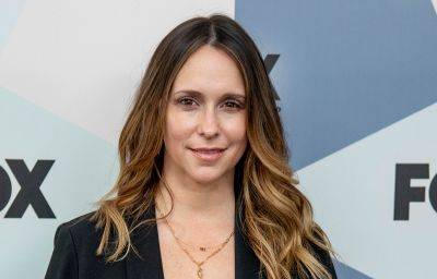 Jennifer Love Hewitt Claps Back at Claims That She's Unrecognizable Now - www.justjared.com - Hollywood