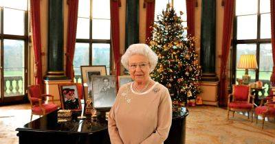 Queen's Christmas Day speeches - radio interruptions, reflection and 3D glasses - www.ok.co.uk - Ukraine