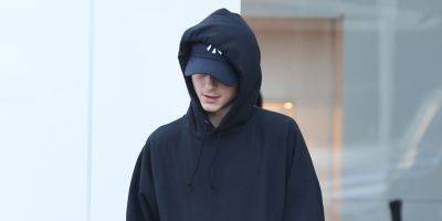 Timothee Chalamet Keeps a Low Profile While Shopping in Beverly Hills - www.justjared.com - New York - Beverly Hills