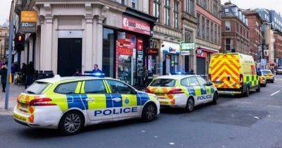 Man stabbed in city centre in front of horrified Christmas shoppers - www.dailyrecord.co.uk