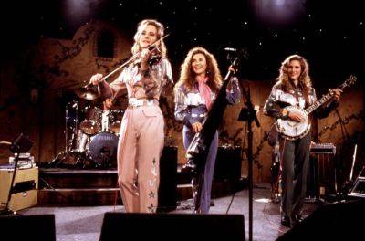 Laura Lynch, Dixie Chicks Founding Member, Dies at 65 - variety.com - Texas - state Maine