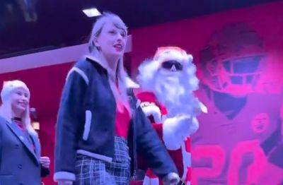 Taylor Swift Brings Santa Claus to Chiefs Game: Fans Think Man In the Suit Is... - www.justjared.com - city Santa Claus - Santa - Las Vegas - state Missouri - county Swift - Austin, county Swift