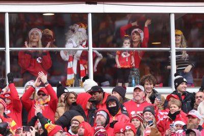 Taylor Swift & Santa Claus Spotted Cheering For Kansas City Chiefs On Christmas Day - deadline.com - city Santa Claus - Las Vegas - Taylor - county Swift - Kansas City