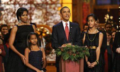 Michelle Obama shares a holiday throwback photo featuring Barack, Malia, and Sasha Obama - us.hola.com - USA - Chicago - city Santa Claus