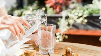 How Much Water Should You Drink in a Day? Experts Set the Record Straight - www.glamour.com - USA