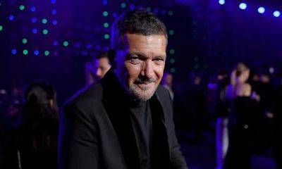 Antonio Banderas sends wishes for a happy new year and shares Christmas song obsession - us.hola.com - Spain - New York - city Santa Claus