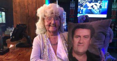 "I miss him so much": Molly clutches pillow of late husband as she returns to Stockport pub for another year of New Year's Eve celebrations - www.manchestereveningnews.co.uk - Manchester