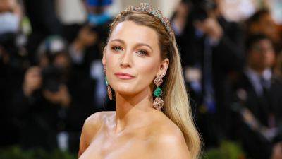 Blake Lively Fans Are Thrilled the Mother of 4 is ‘Normalizing Pumping in Public’ on Instagram - www.glamour.com