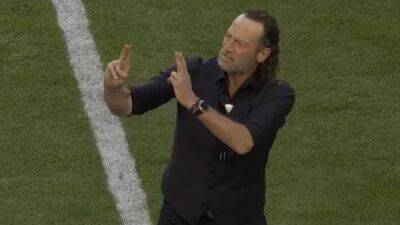 Super Bowl LVII: Troy Kotsur Performs National Anthem In Sign Language Alongside Chris Stapleton - deadline.com - USA - Arizona - Philadelphia, county Eagle - county Eagle - Kansas City - city Glendale, state Arizona
