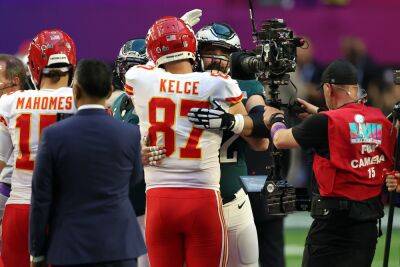 Travis And Jason Kelce Share A Heartfelt Hug After Kansas City Chiefs Win The Super Bowl - etcanada.com - Arizona - county Travis - Kansas City