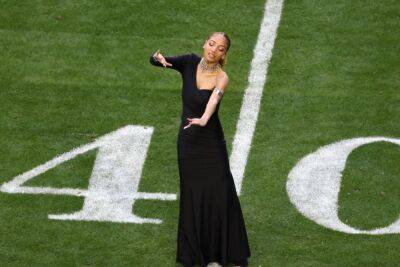 Rihanna’s Super Bowl Halftime Sign Language Interpreter Justina Miles Goes Viral With Historic Performance - etcanada.com - USA - Arizona - county Bowie - city Glendale, state Arizona