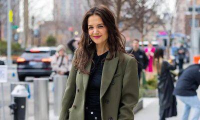 Katie Holmes steals fashion week in an olive trench coat - us.hola.com - New York