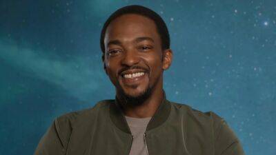 Anthony Mackie Warns David Harbour About Working With Sebastian Stan (Exclusive) - www.etonline.com