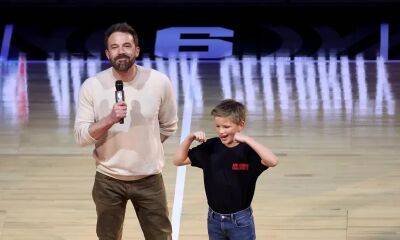 Ben Affleck and his son Samuel announce the teams at the 2023 NBA All-Star Celebrity Game - us.hola.com