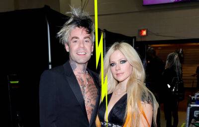 Avril Lavigne Splits from Mod Sun, Photos Emerge of Her Hugging Another Music Star - www.justjared.com